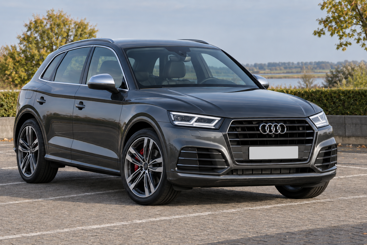 Audi SQ5 van de tweede generatie met reguliere SUV-carrosserie, schuin van opzij gezien