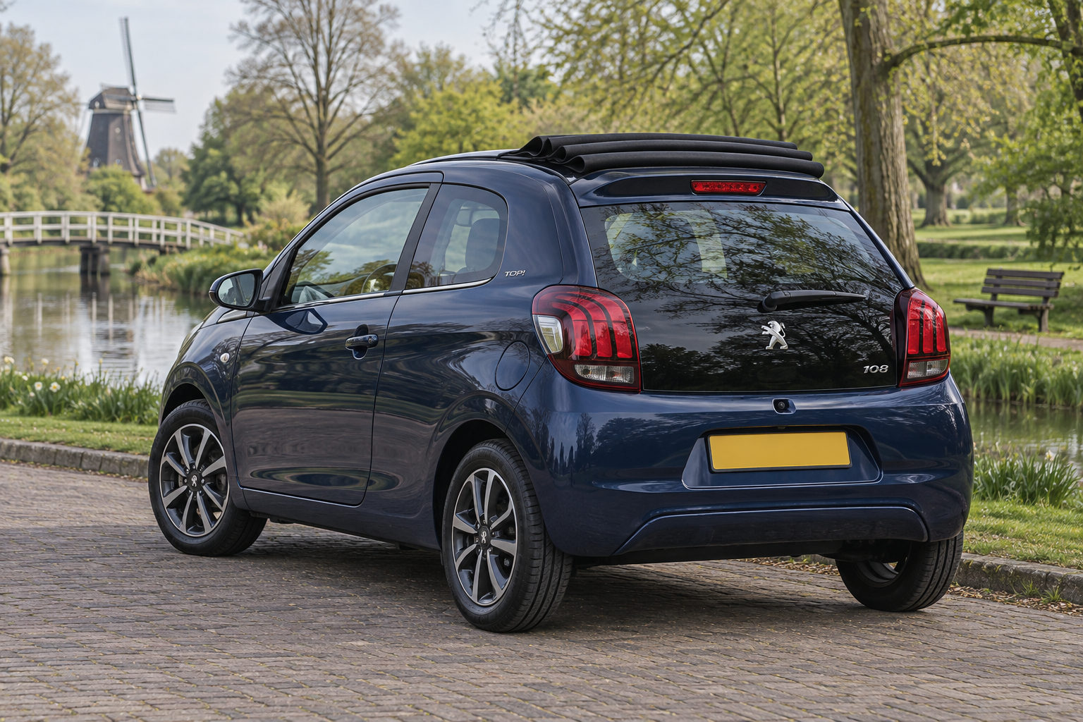 Blauwe Peugeot 108 TOP! met geopend vouwdak, illustratie van de driedeurs carrosserie