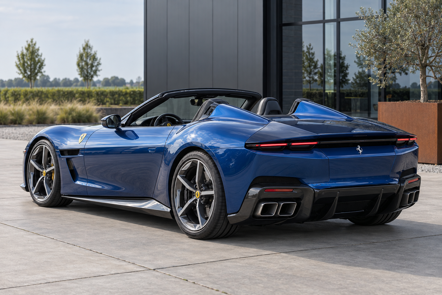 Blauwe Ferrari 12Cilindri Spider met geopend dak, schuin van achteren