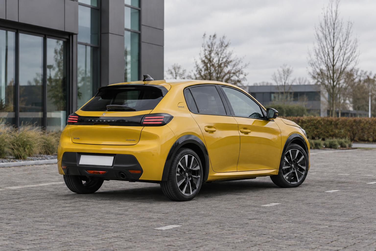 Peugeot 208 Hybrid van de vernieuwde tweede generatie op een rustige straat