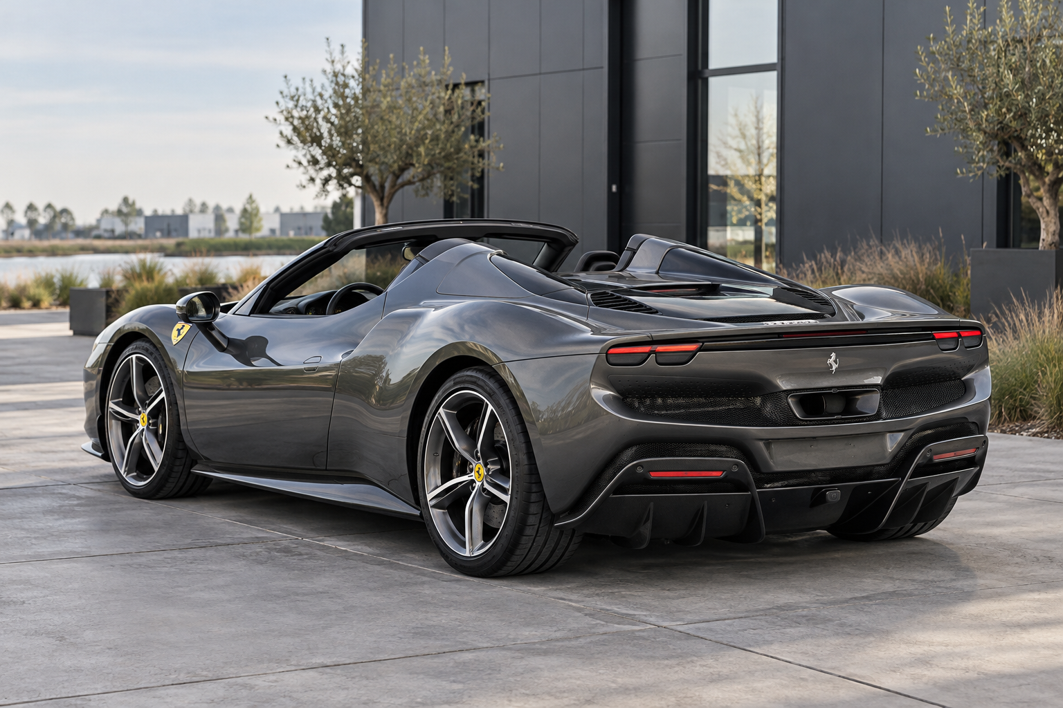 Grijze Ferrari 296 GTS met geopend dak, schuin van achteren