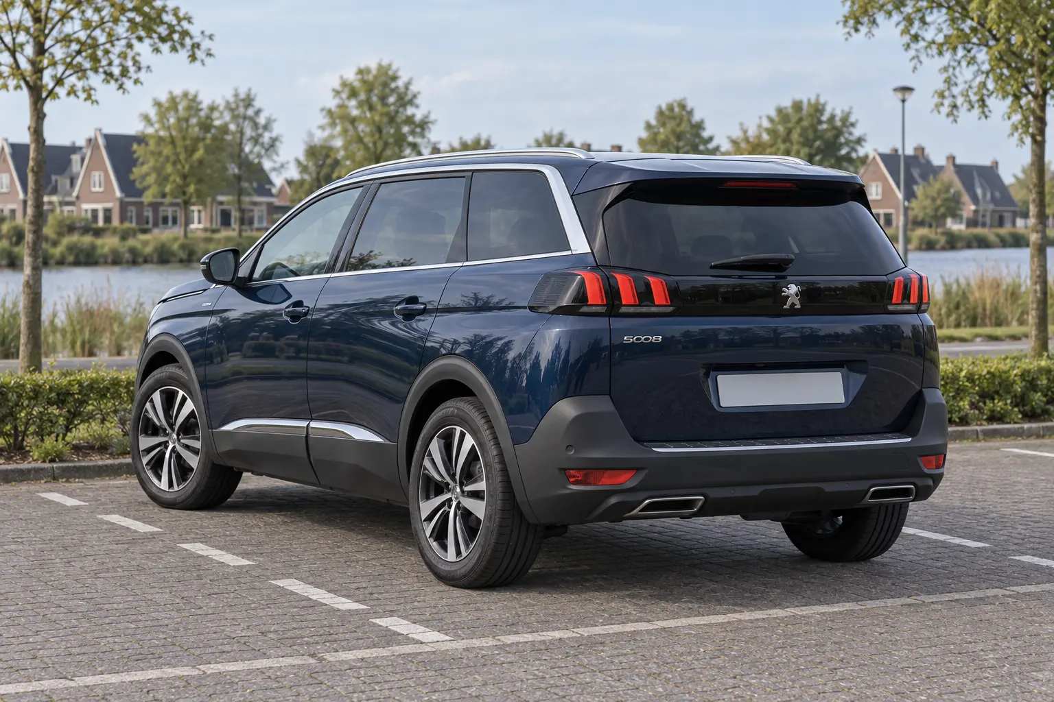 Eerdere Peugeot 5008-SUV van achteren, als generatievergelijking met de volledig elektrische E-5008