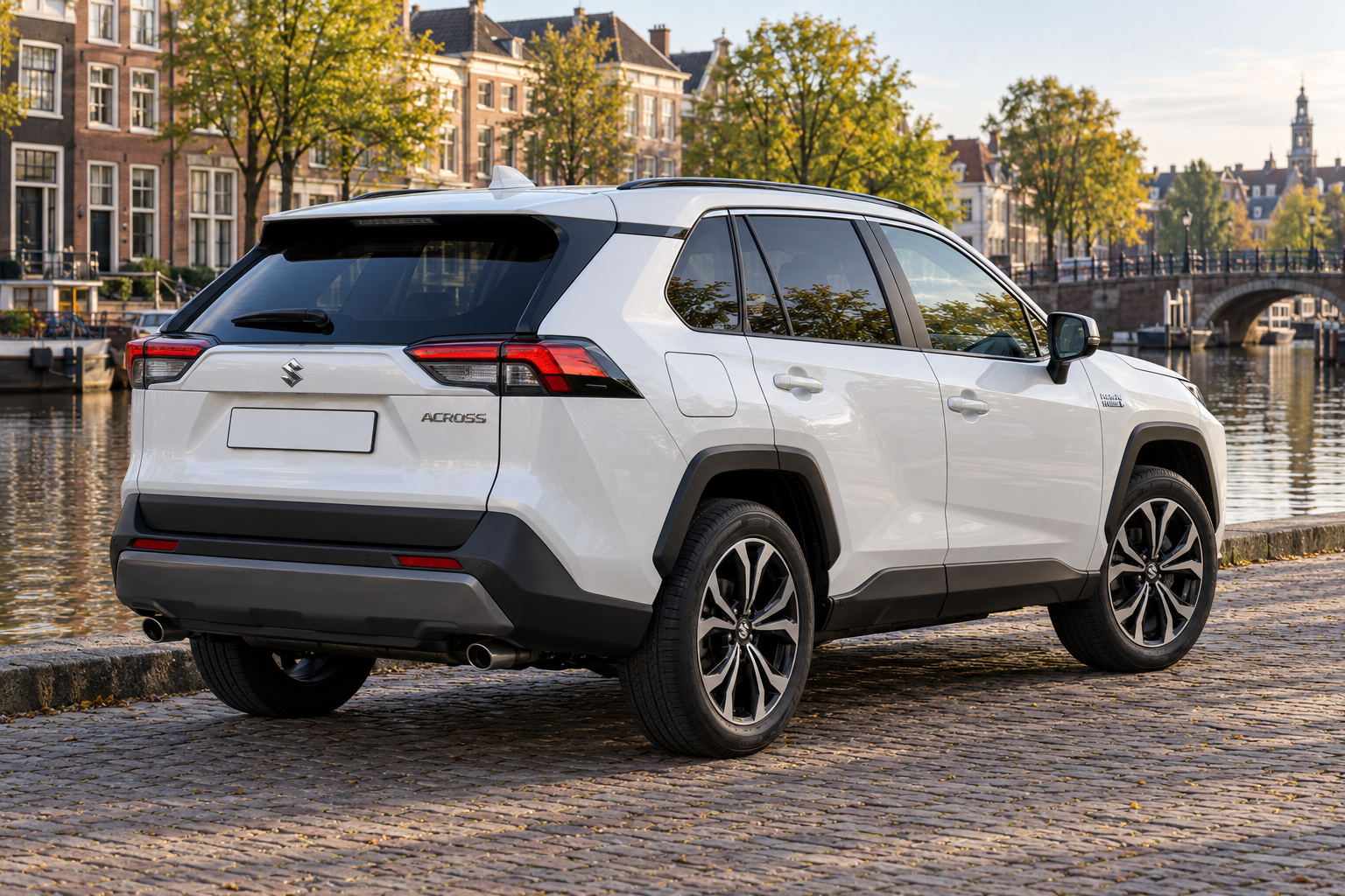 Suzuki Across van schuin achteren