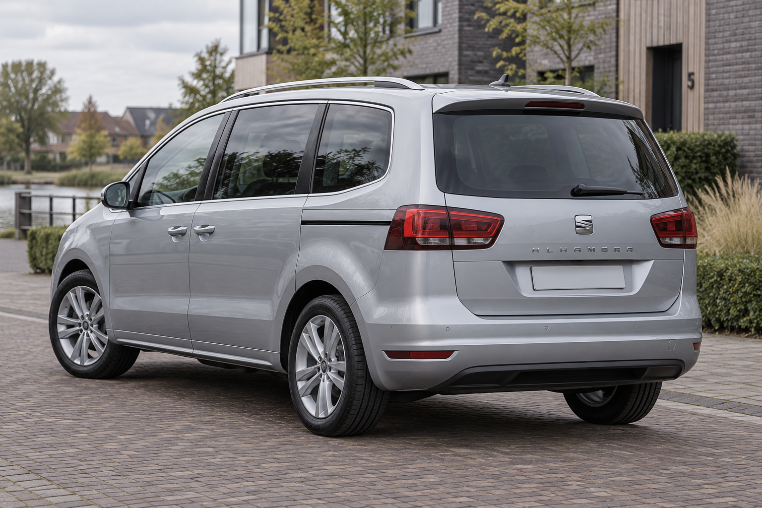 Achteraanzicht van een SEAT Alhambra van de tweede generatie
