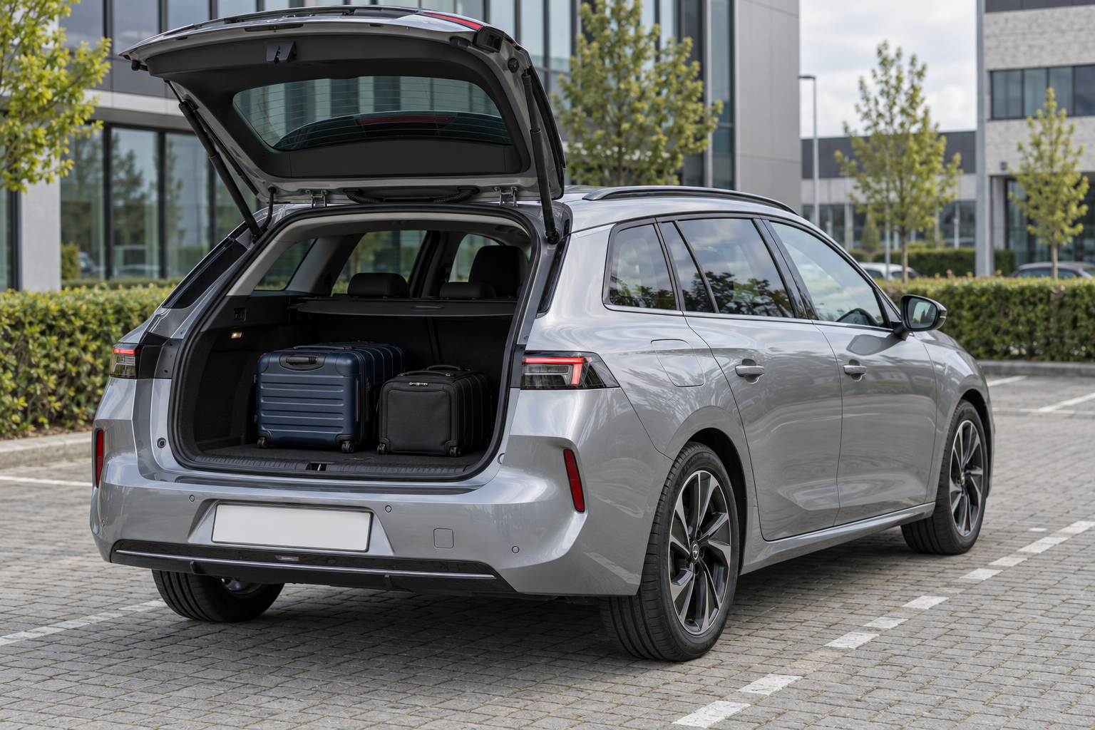 Opel Astra Sports Tourer met geopende achterklep en bagage