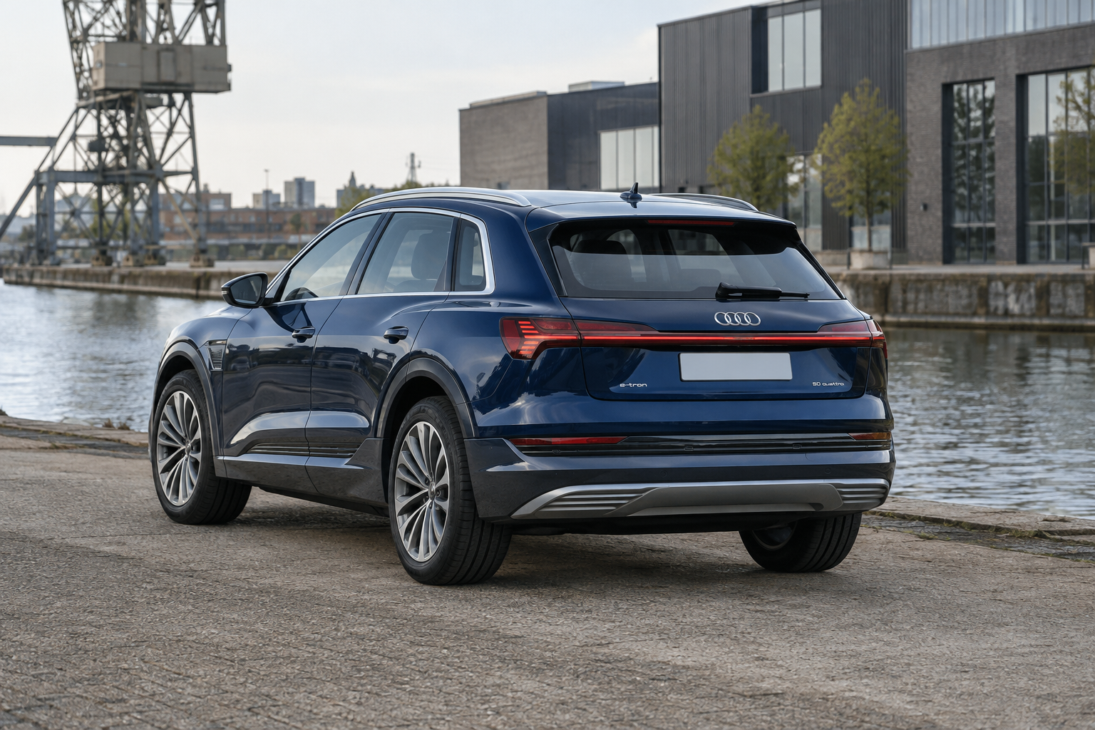 Audi e-tron 50 quattro SUV vanuit de achterste driekwarthoek