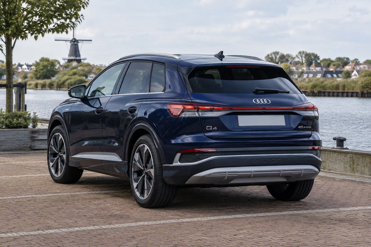 Audi Q4 45 e-tron SUV vanuit de achterste driekwarthoek