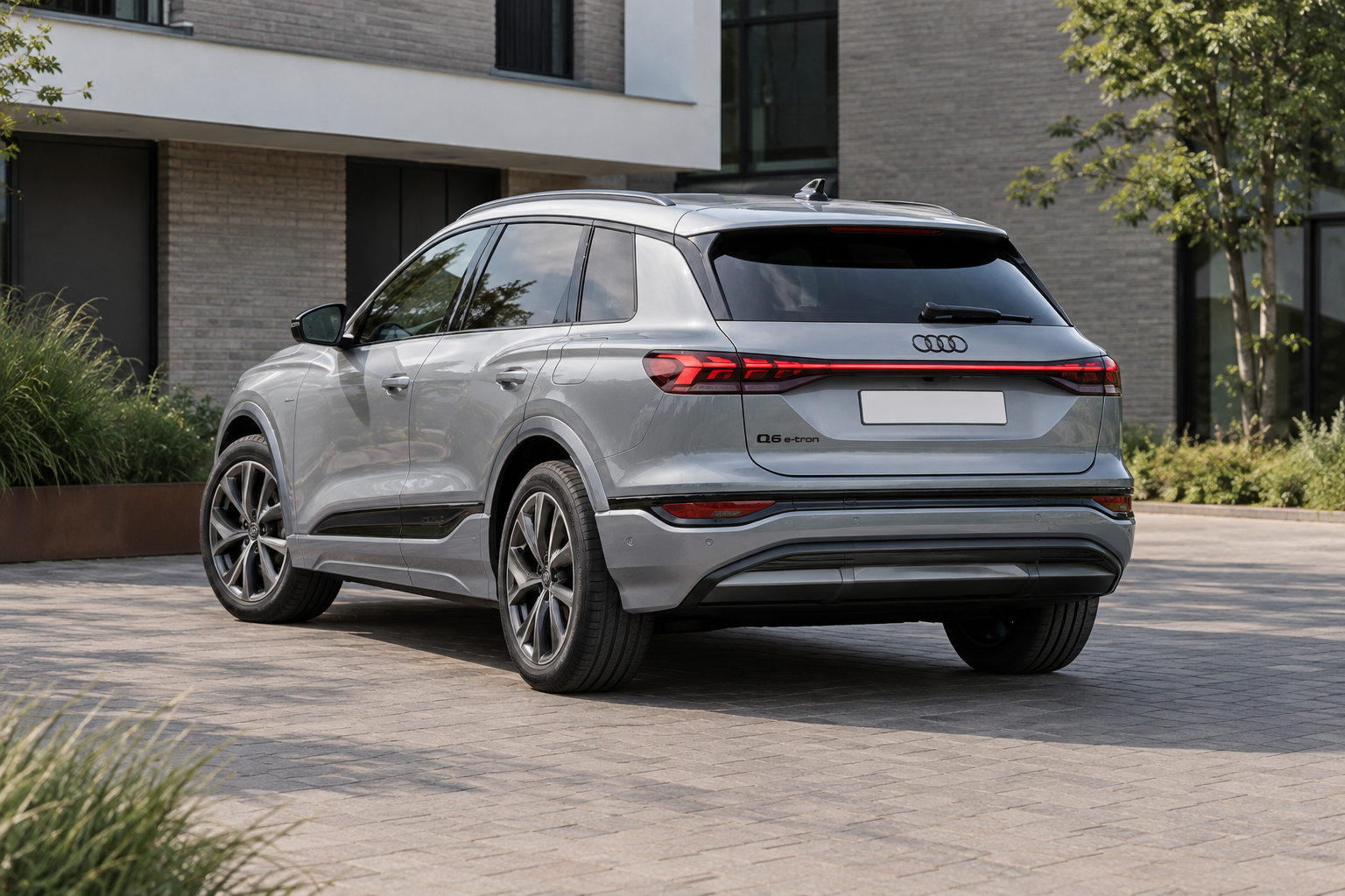 Audi Q6 e-tron SUV vanuit de achterste driekwarthoek