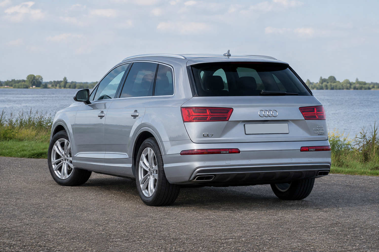 Audi Q7 e-tron 3.0 TDI quattro vanuit de achterste driekwarthoek