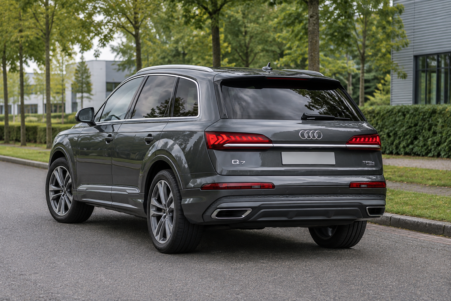 Audi Q7 TFSI e quattro vanuit de achterste driekwarthoek