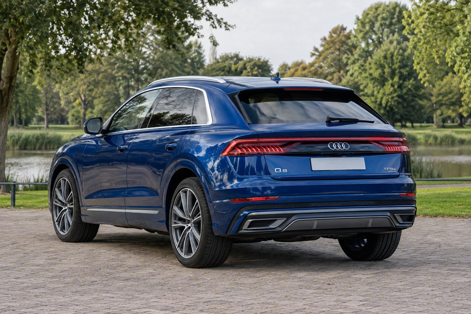 Audi Q8 TFSI e quattro vanuit de achterste driekwarthoek