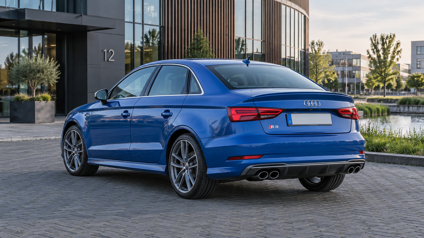 Blauwe Audi S3 Limousine, gezien van schuin achter