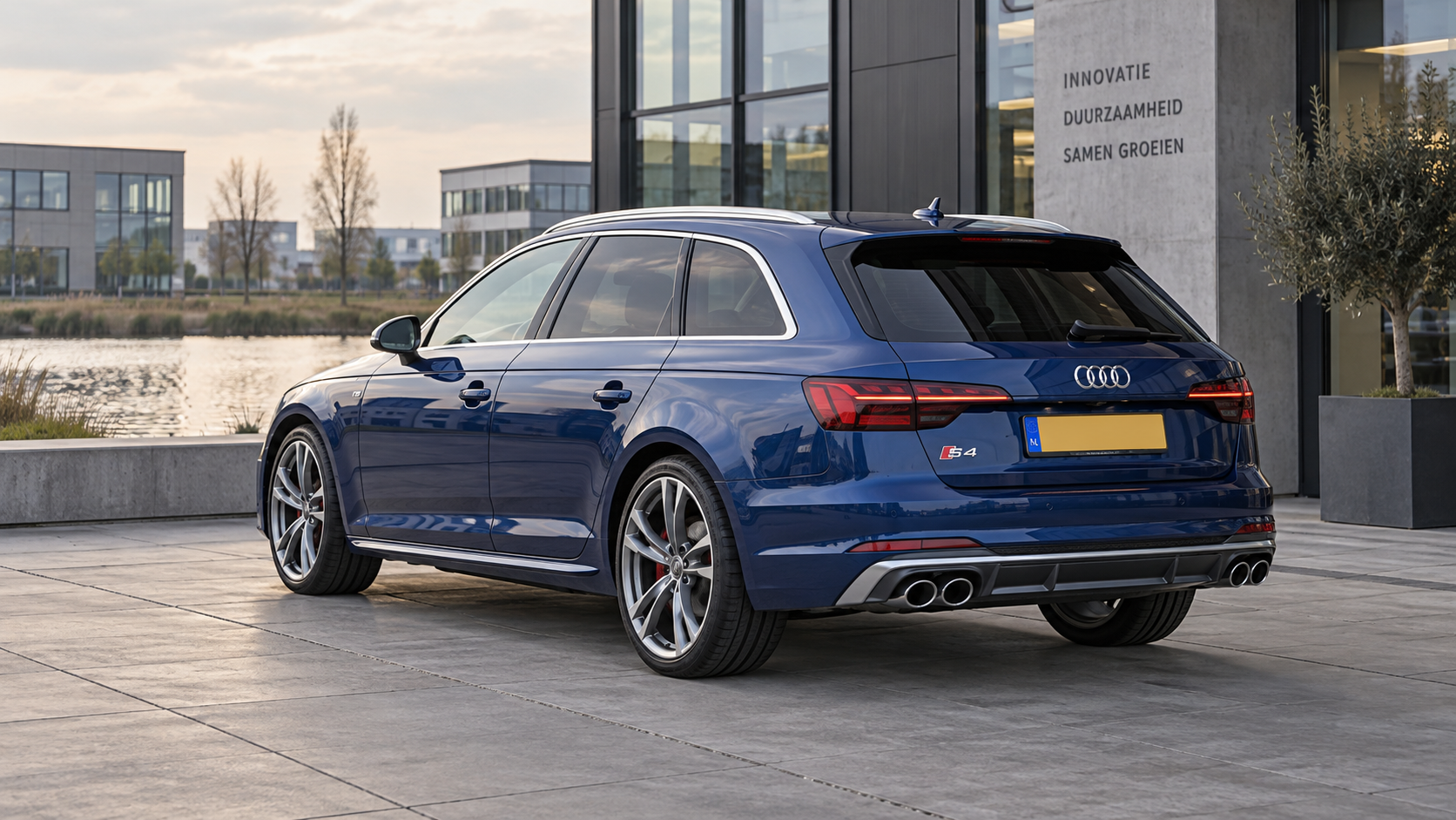 Blauwe Audi S4 Avant, gezien van schuin achter