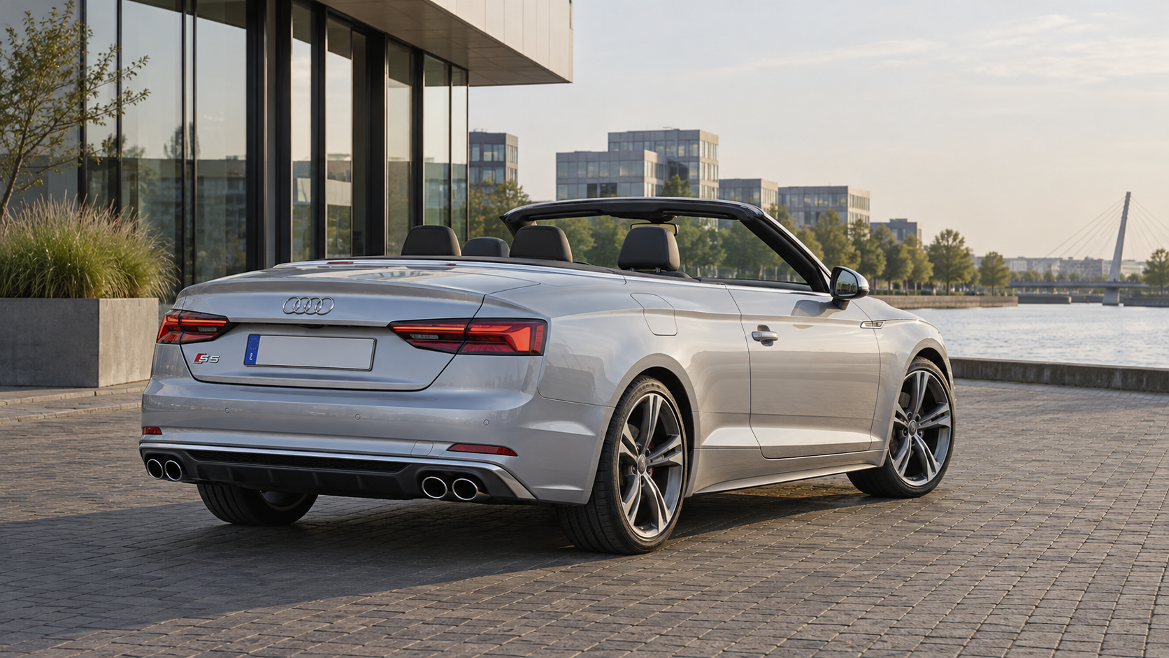 Zilveren Audi S5 Cabriolet met open dak