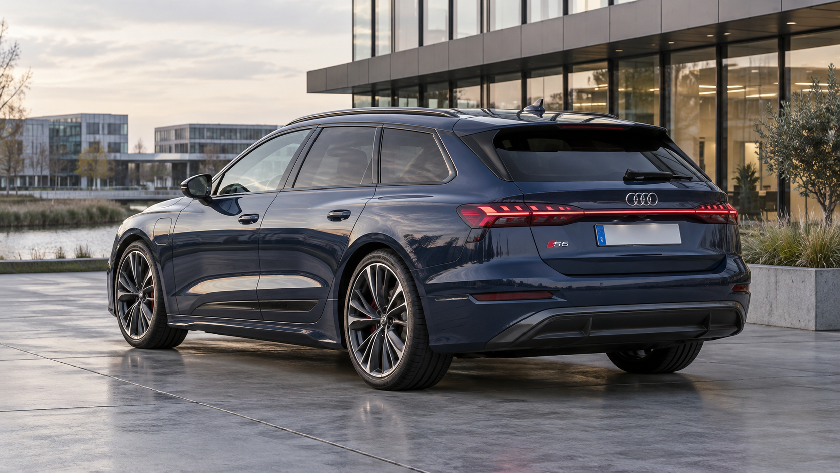 Blauwe elektrische Audi S6 Avant e-tron, gezien van schuin achter