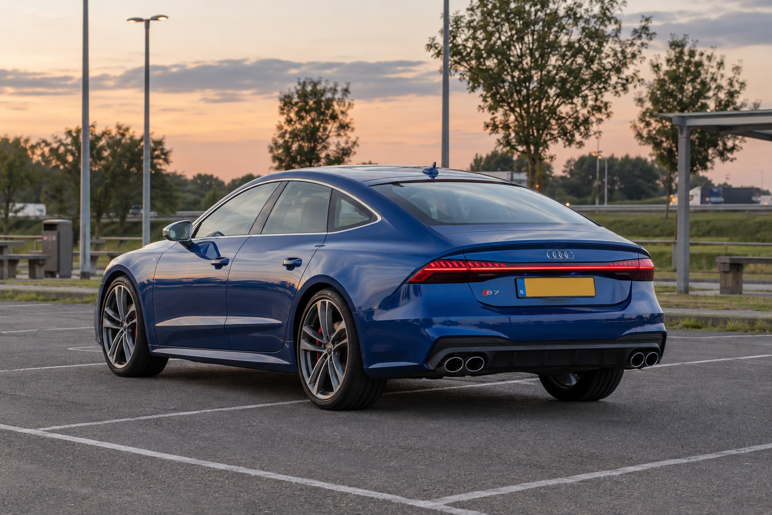 Blauwe Audi S7 Sportback van achteren op een parkeerplaats