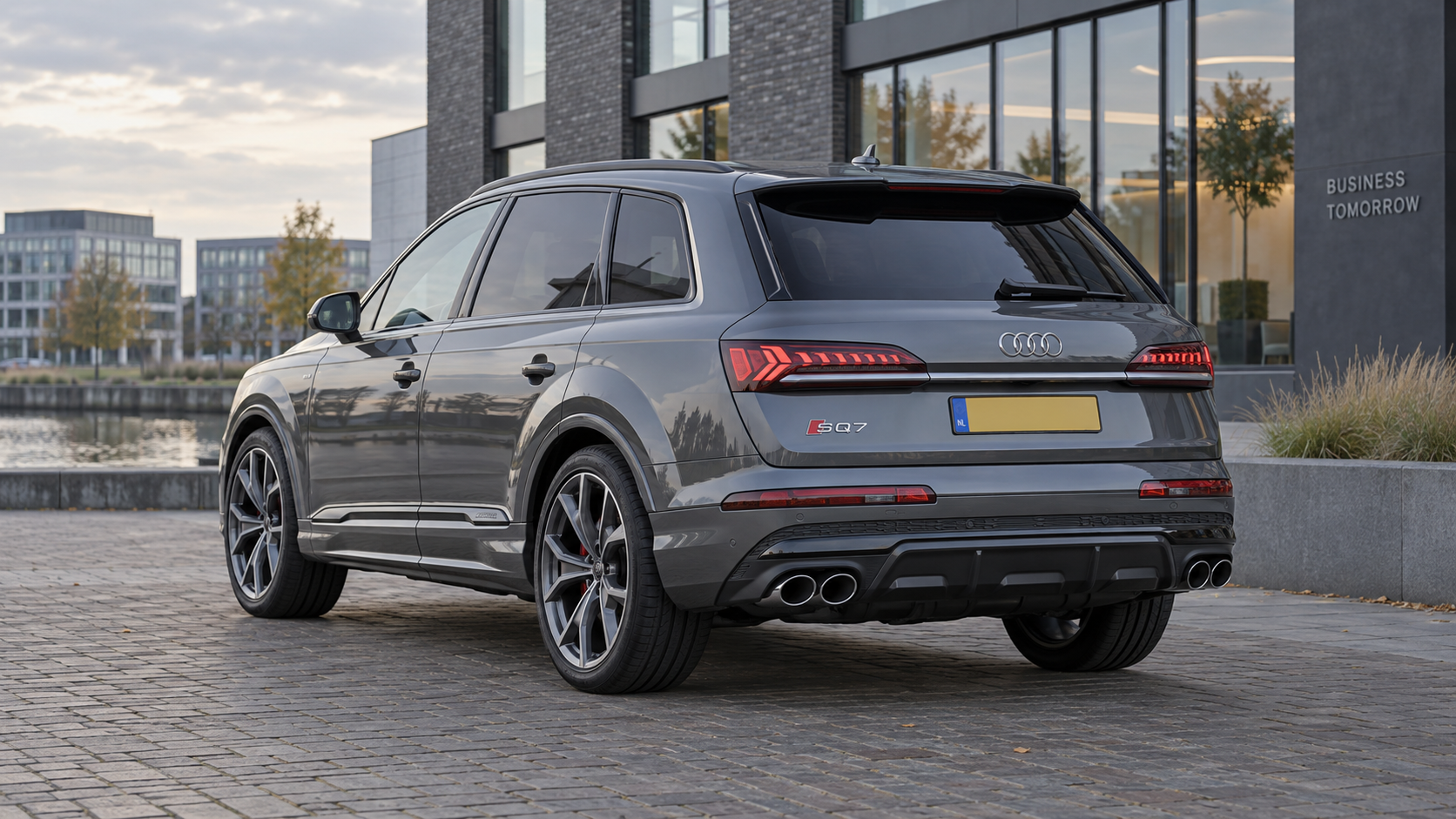 Grijze Audi SQ7 TFSI, gezien van schuin achter