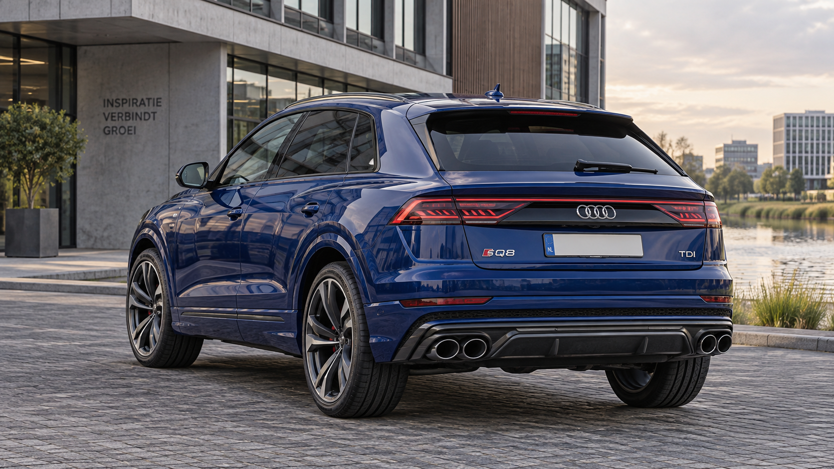 Blauwe Audi SQ8 TDI, gezien van schuin achter
