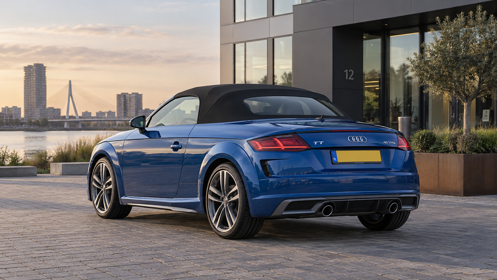 Blauwe Audi TT Roadster met gesloten stoffen dak