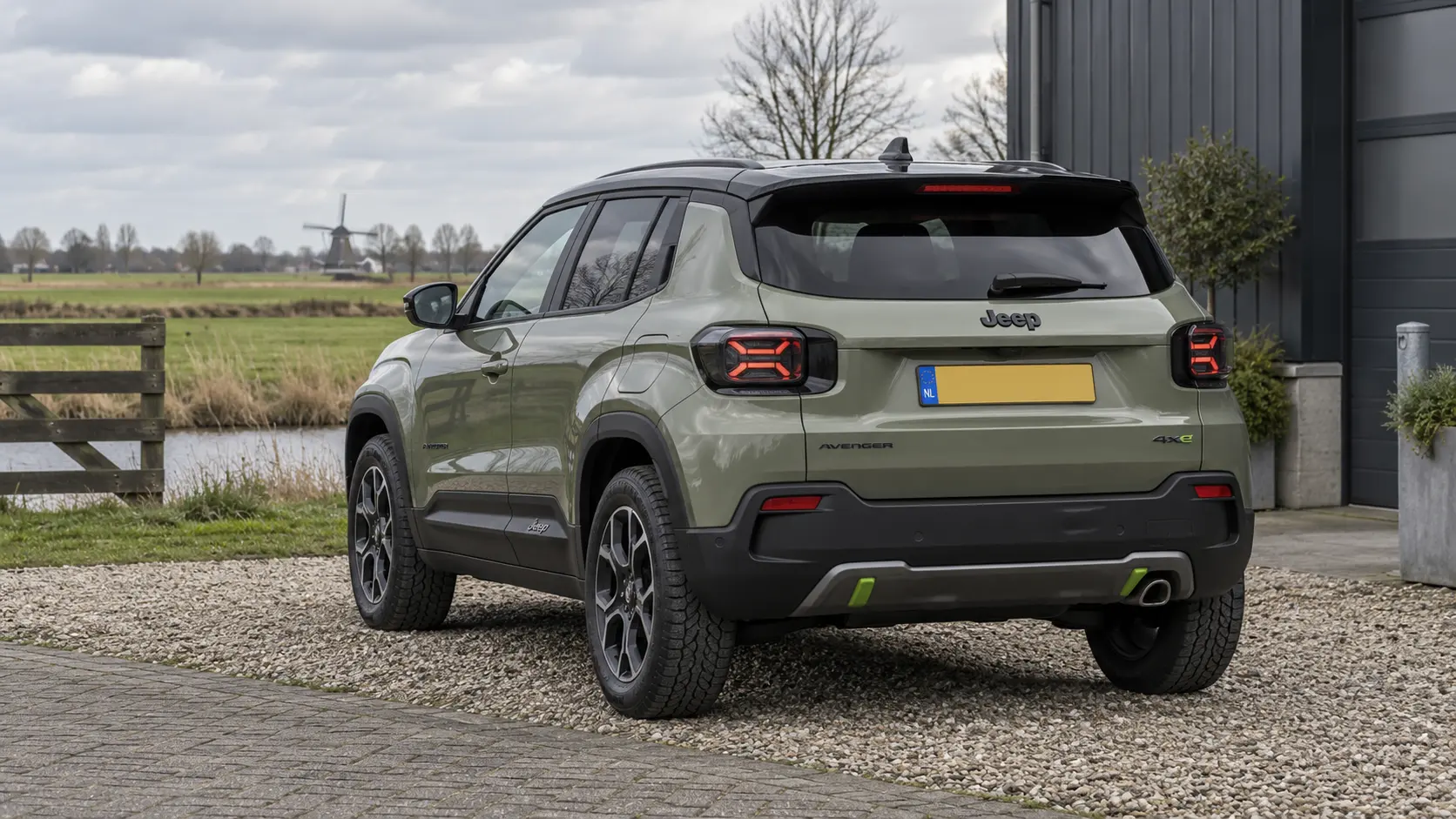 Groene Jeep Avenger bij een landelijke zakelijke locatie