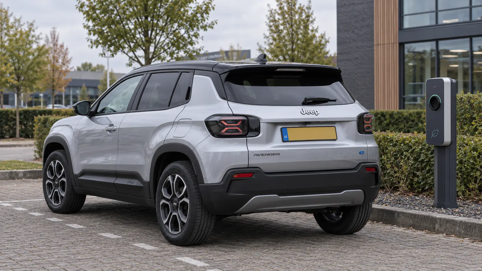 Zilveren Jeep Avenger bij een laadpunt op een zakelijke parkeerplaats