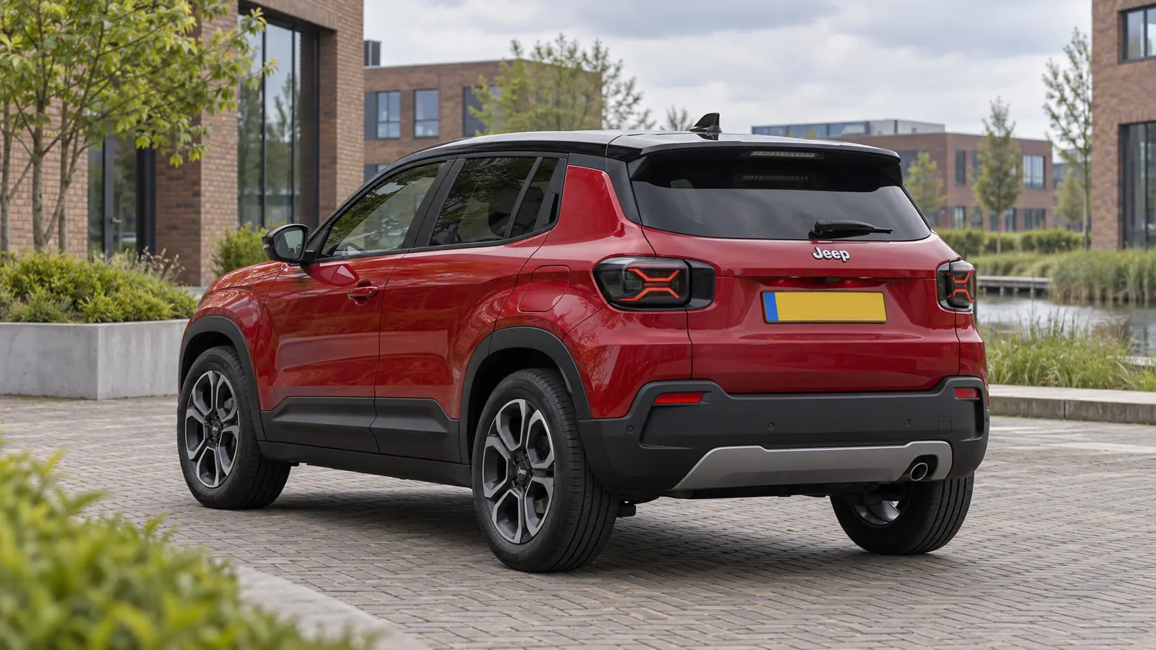 Rode Jeep Avenger van achteren bij een zakelijke locatie