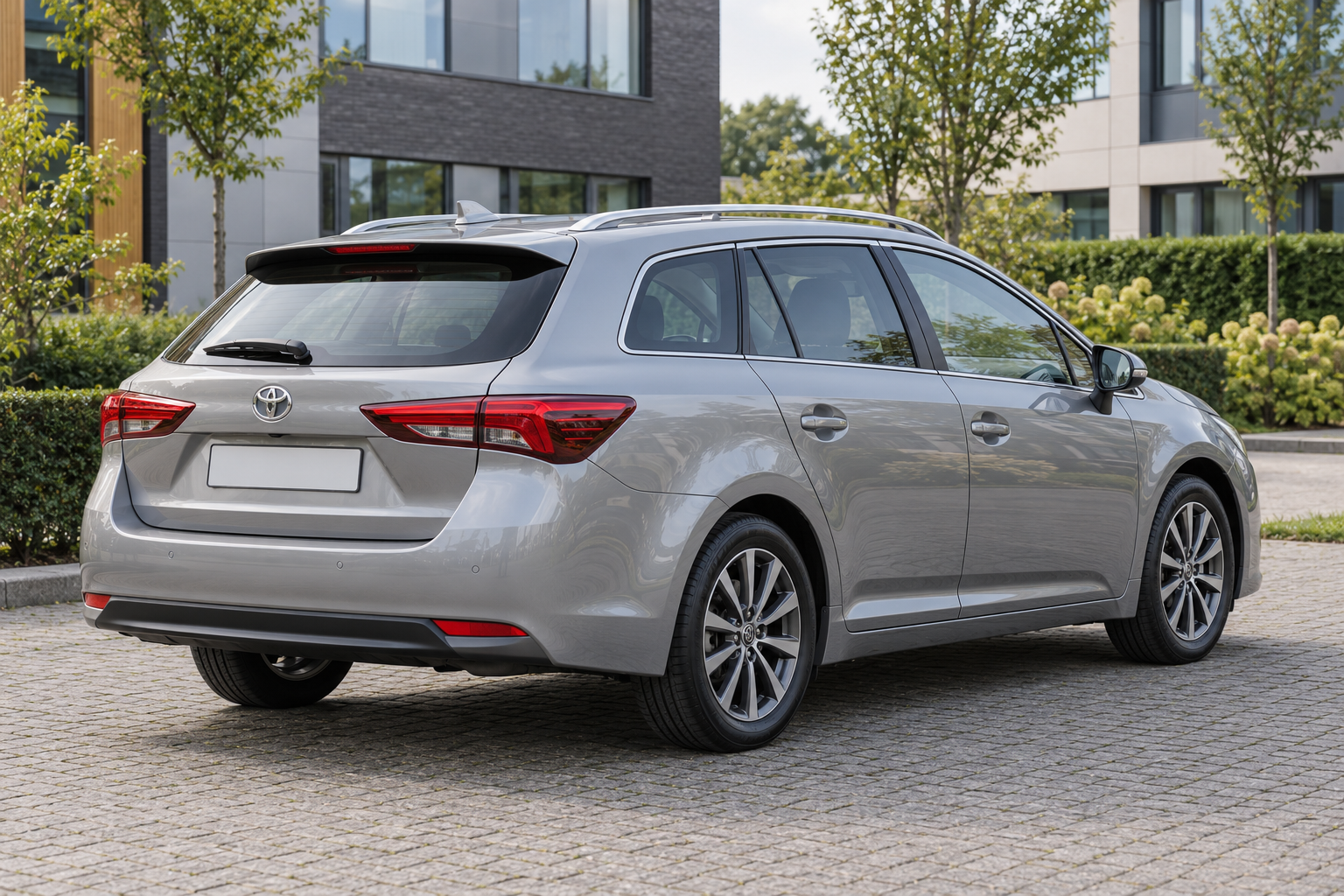 Toyota Avensis Touring Sports, schuin van achteren op een rustige binnenplaats