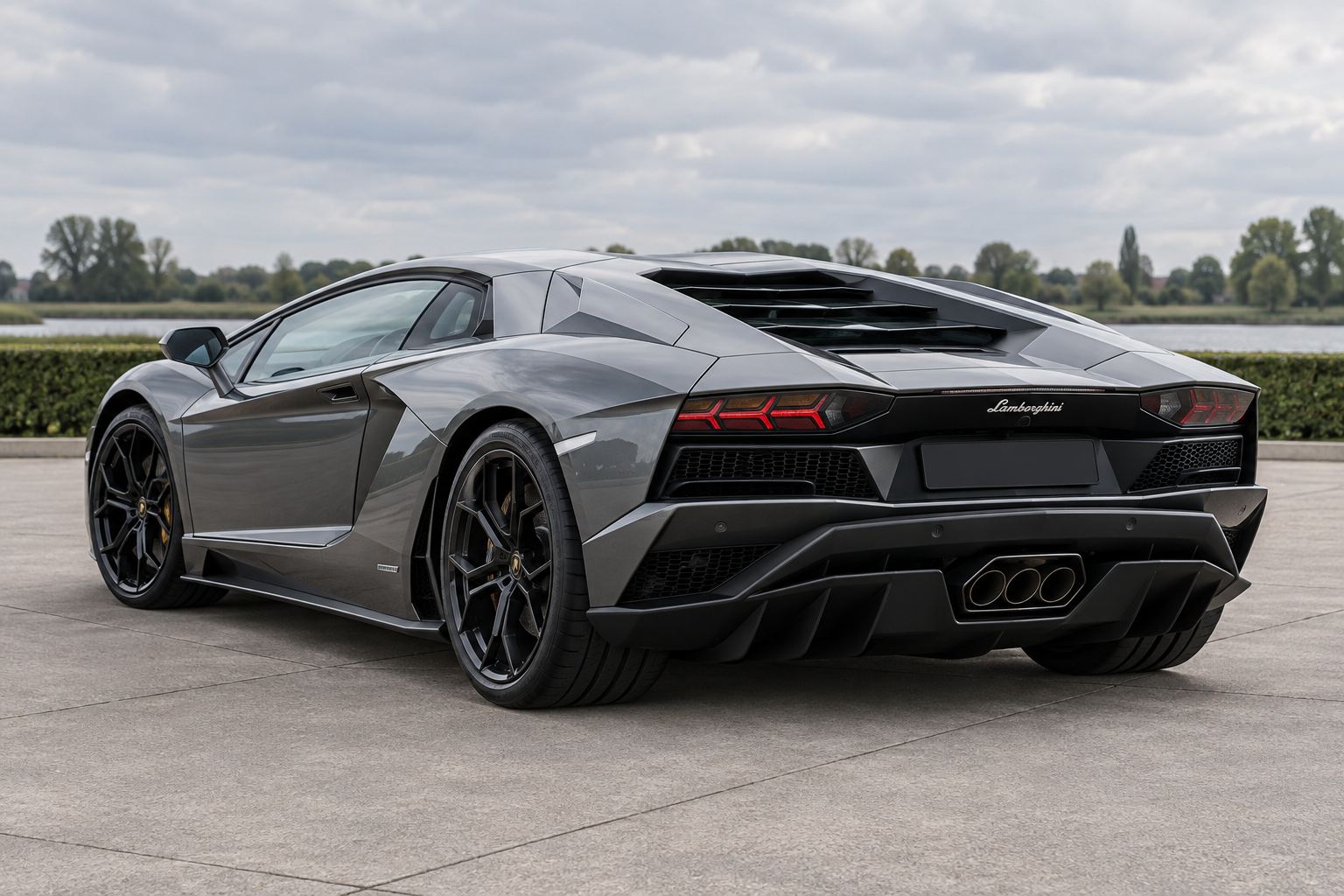 Modelillustratie van een grijze Aventador S Coup&eacute; met vast dak, ter vergelijking met de open Roadster