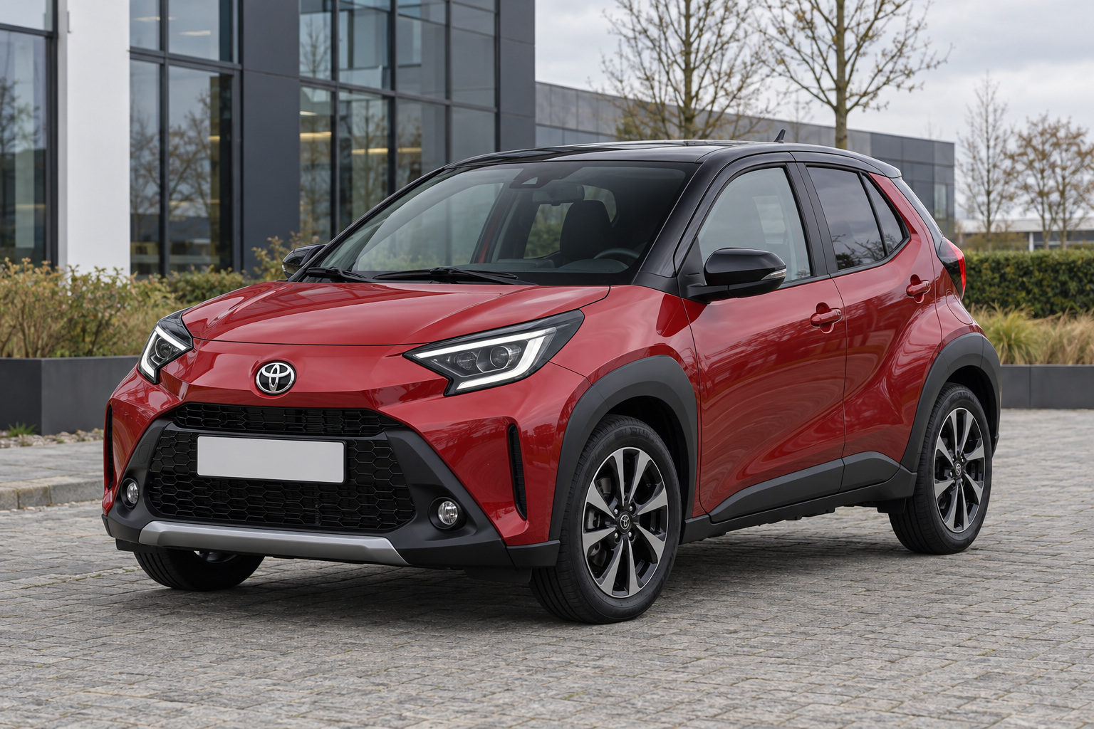 Eerdere Toyota Aygo X op benzine, ter vergelijking met de vernieuwde Hybrid op de cover