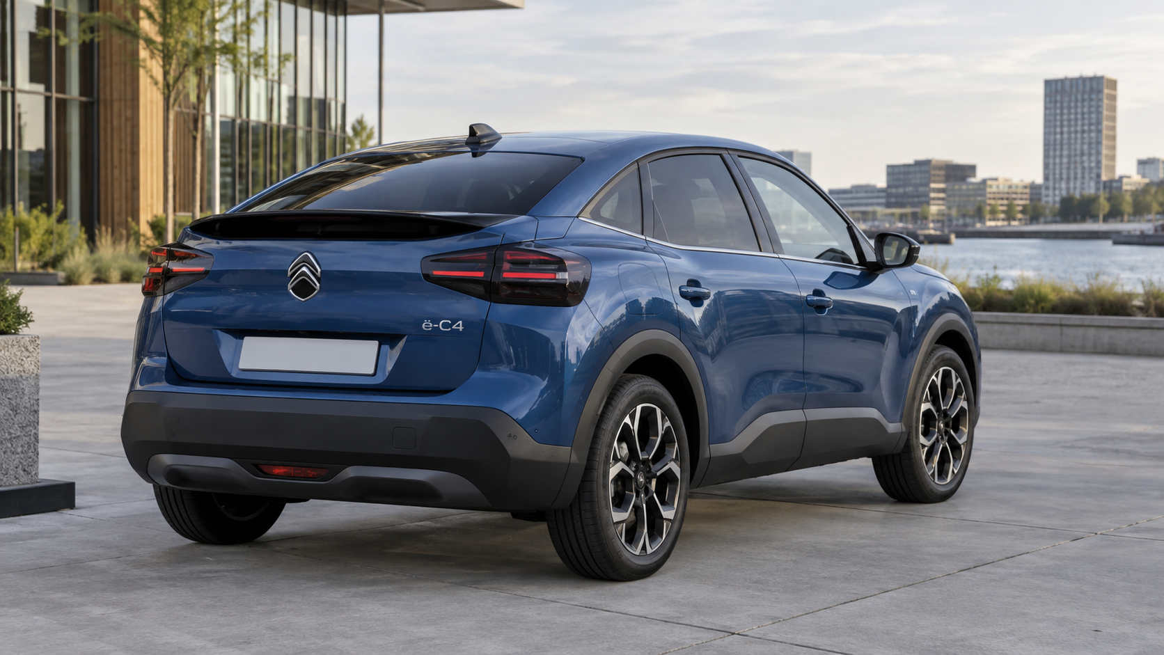Blauwe elektrische Citro&euml;n C4-hatchback van achteren bij een kantoor