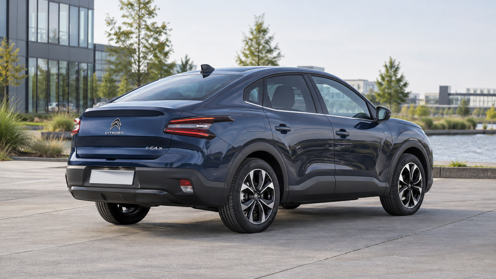 Blauwe Citro&euml;n &euml;-C4 X met afzonderlijke sedanachtige achterzijde