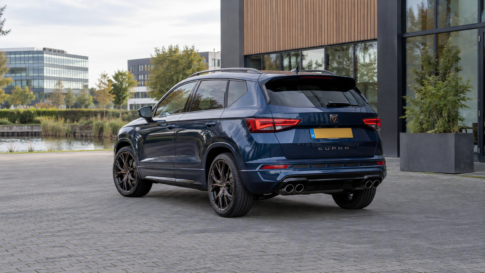 Blauwe CUPRA Ateca SUV van achteren met vier uitlaatopeningen