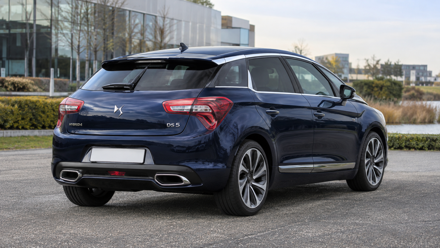 Blauwe DS 5 Hybrid4 van achteren met langgerekte achterlichten en de karakteristieke hoge achterzijde