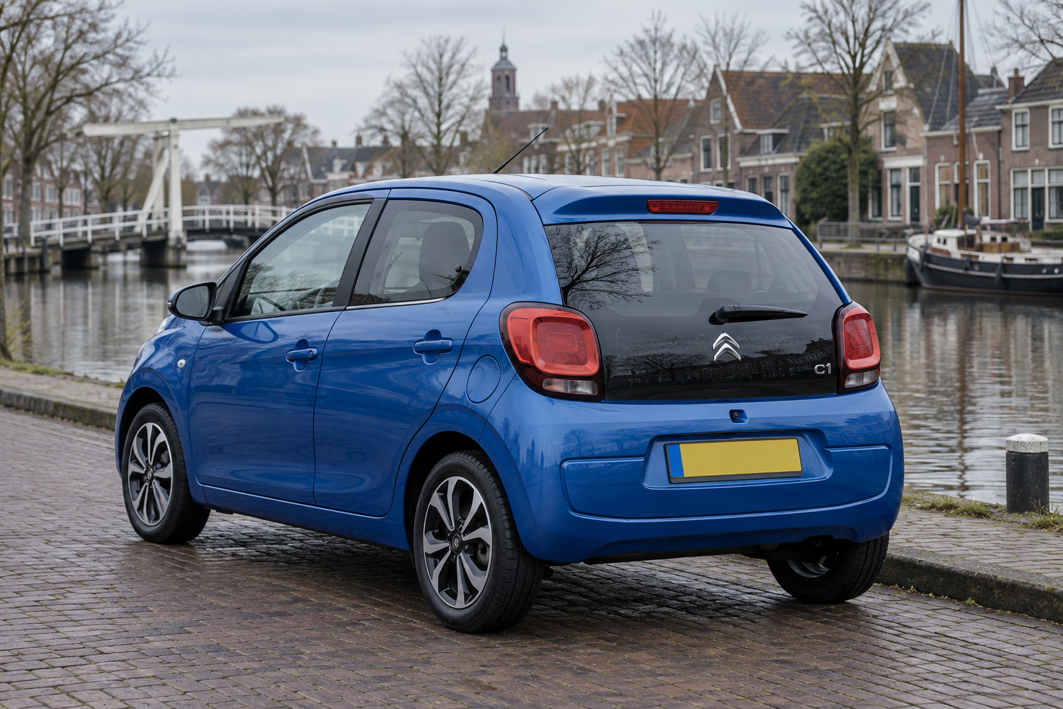 Blauwe Citro&euml;n C1 van de tweede generatie, van achteren gezien