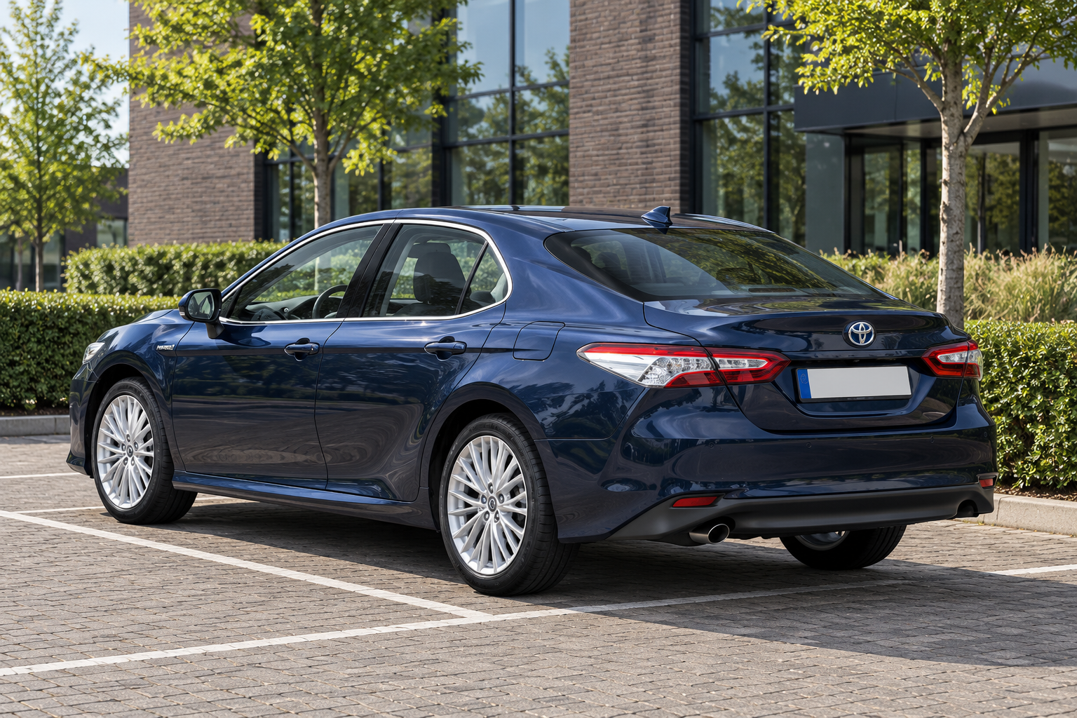 Toyota Camry van de Europese hybride generatie schuin van achteren