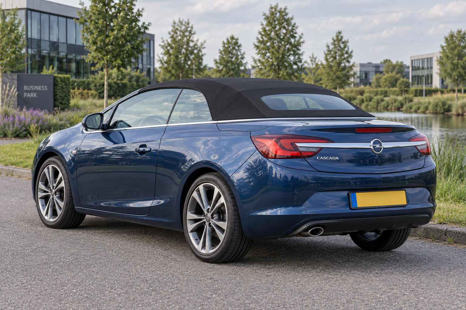 Blauwe Opel Cascada met gesloten zwart stoffen dak