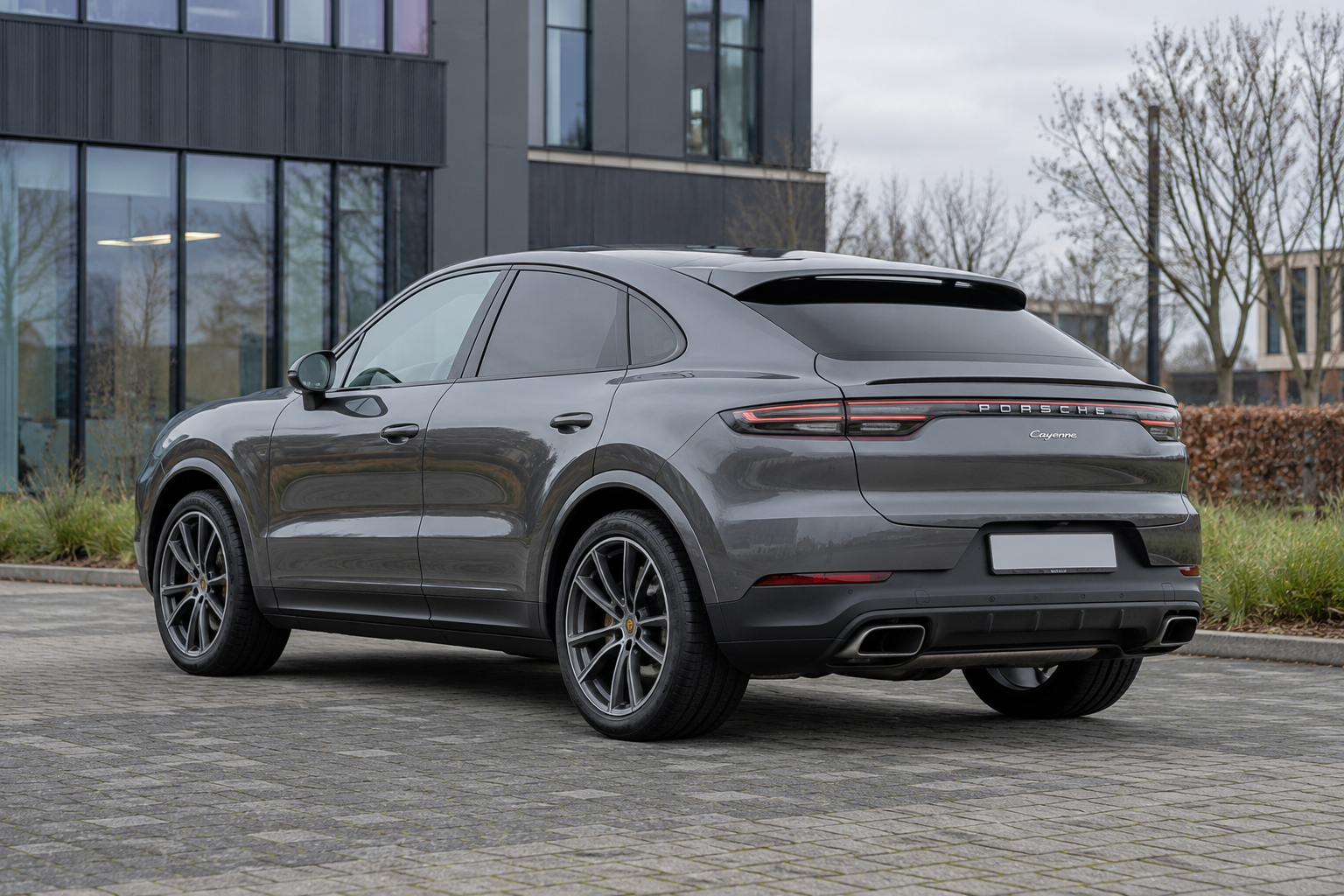 Zijaanzicht van een Porsche Cayenne Coup&eacute; met duidelijk aflopend dak