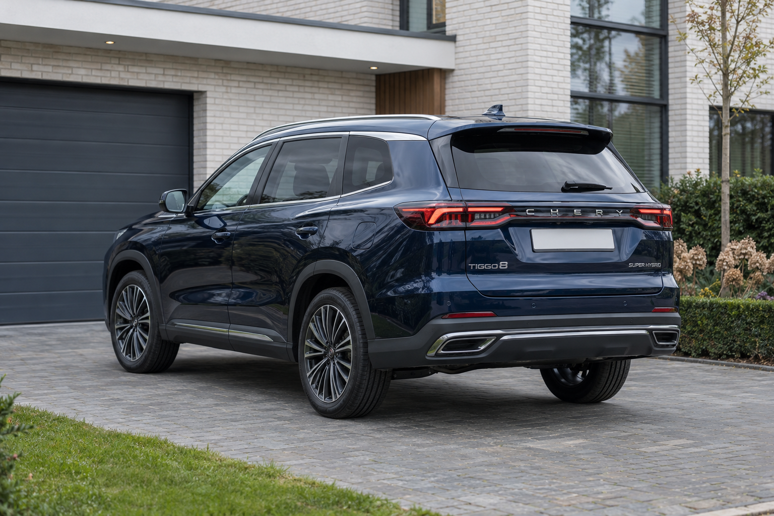 Blauwe CHERY TIGGO 8 van achteren, als grotere zevenzits vergelijking met de TIGGO 4