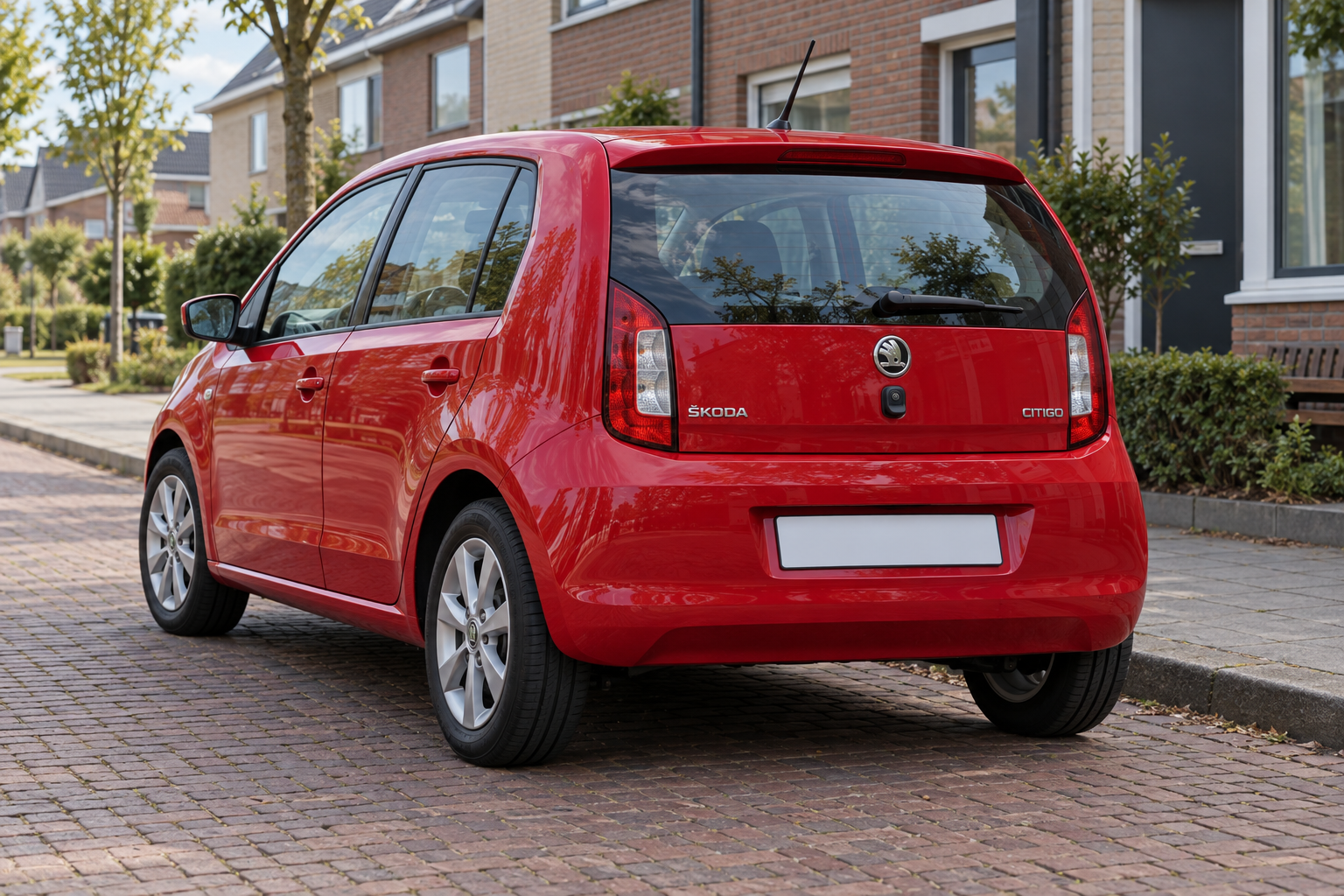 Rode vijfdeurs &Scaron;koda Citigo van achteren in een Nederlandse woonstraat