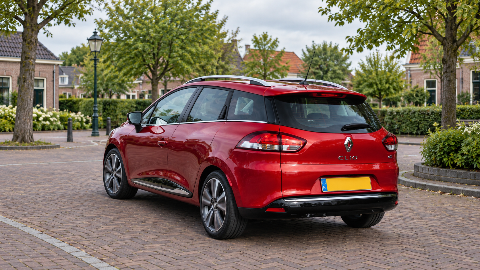 Rode Renault Clio IV Estate, de eerdere stationwagoncarrosserie, van achteren