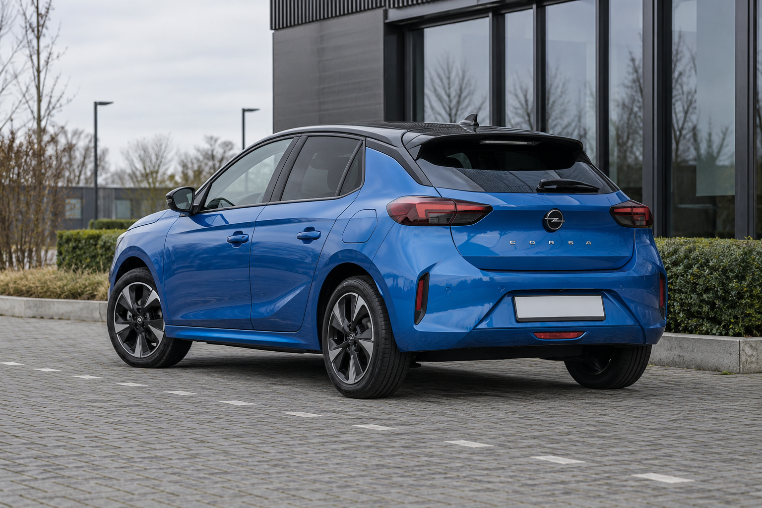 Opel Corsa Electric gezien van opzij op een rustige parkeerplaats