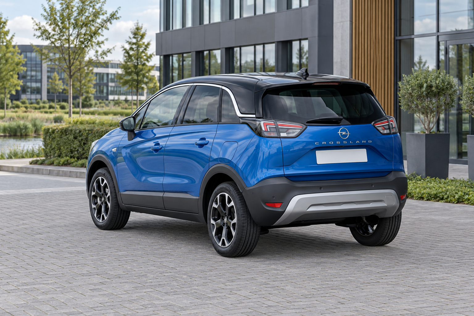 Blauwe Opel Crossland facelift van achteren als modelillustratie, zonder bewijs van dieselmotor