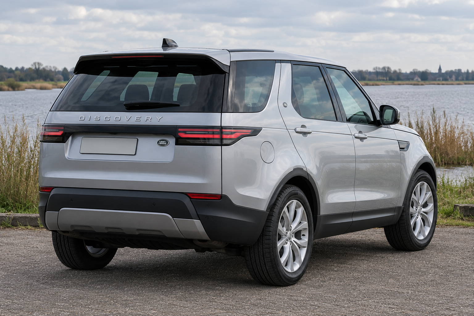 Zilveren Discovery 5 van achteren als modelillustratie, zonder claim over de aanwezige motor of uitvoering