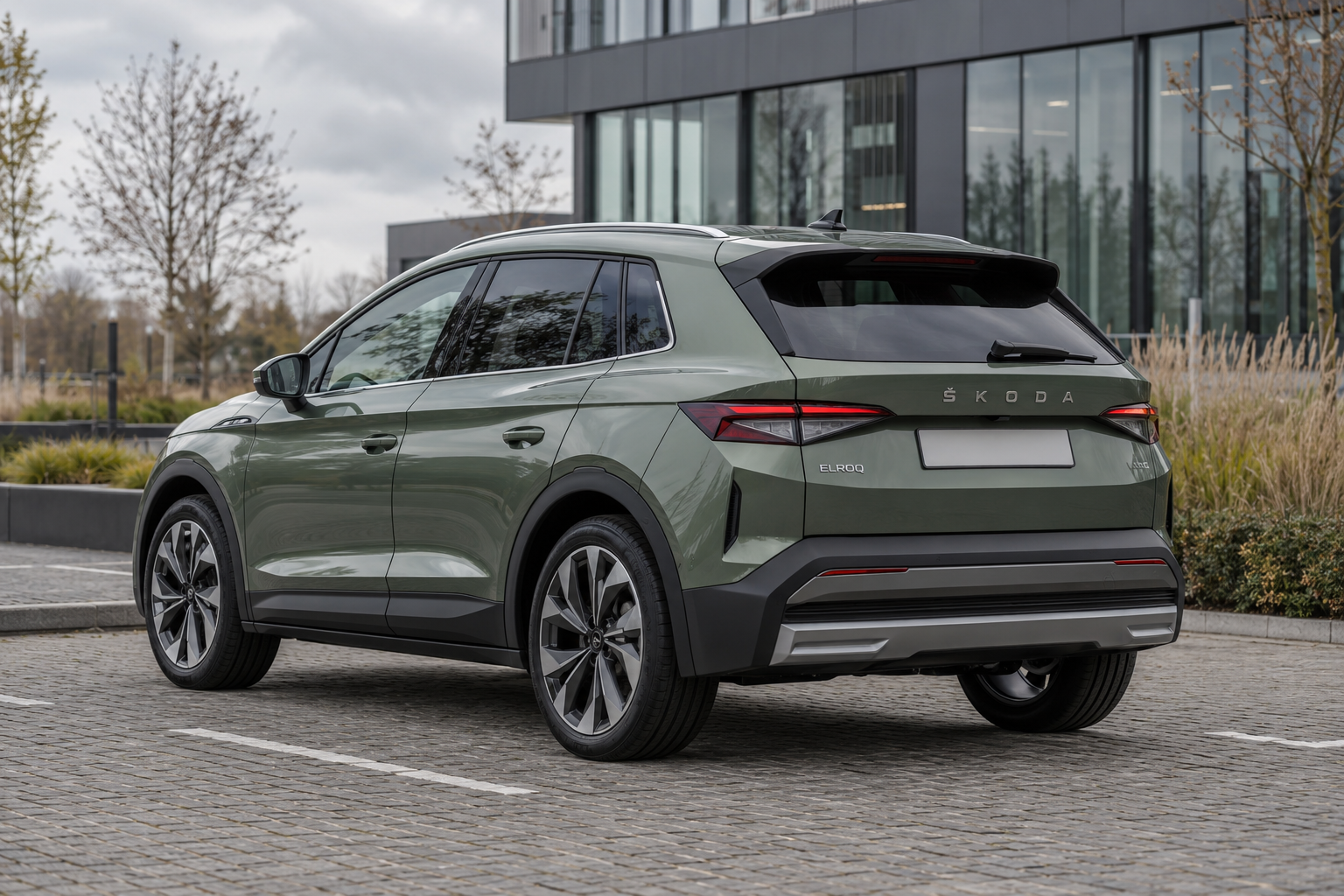 &Scaron;koda Elroq gezien van opzij bij een zakelijke parkeerplaats