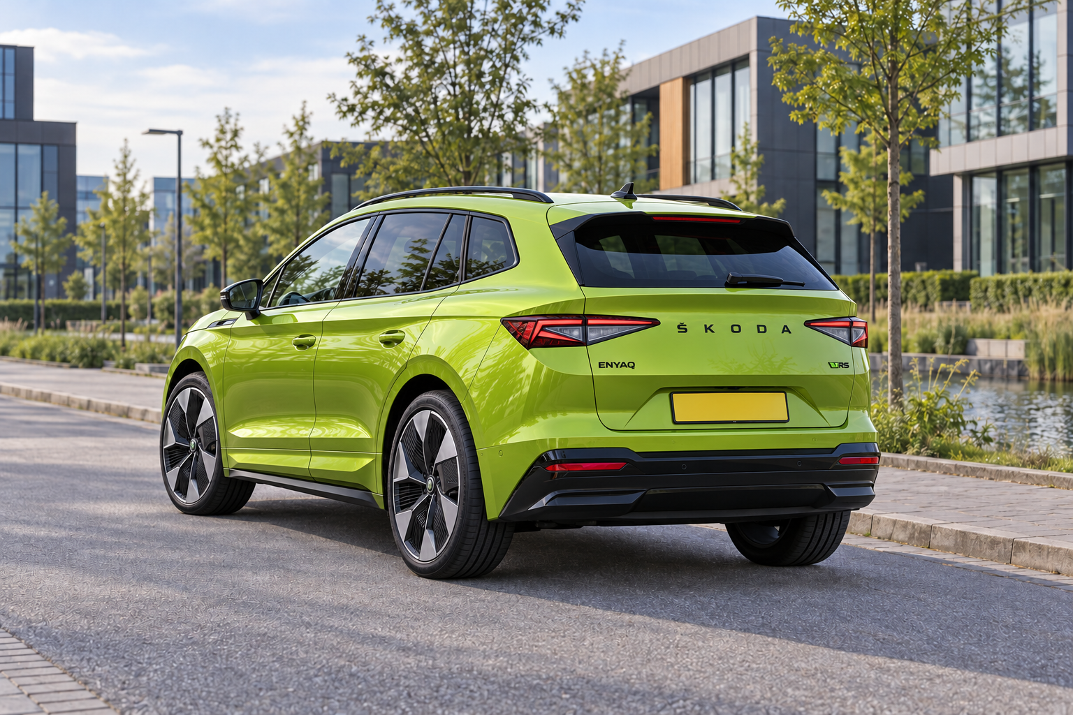 Groene &Scaron;koda Enyaq RS SUV met rechtere daklijn, van achteren bij Nederlandse kantoren