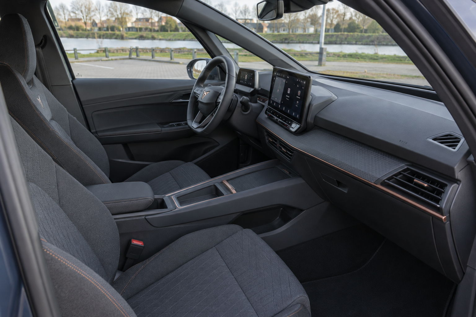 Interieur van een CUPRA Born met zicht op stoelen, stuur en centrale bediening