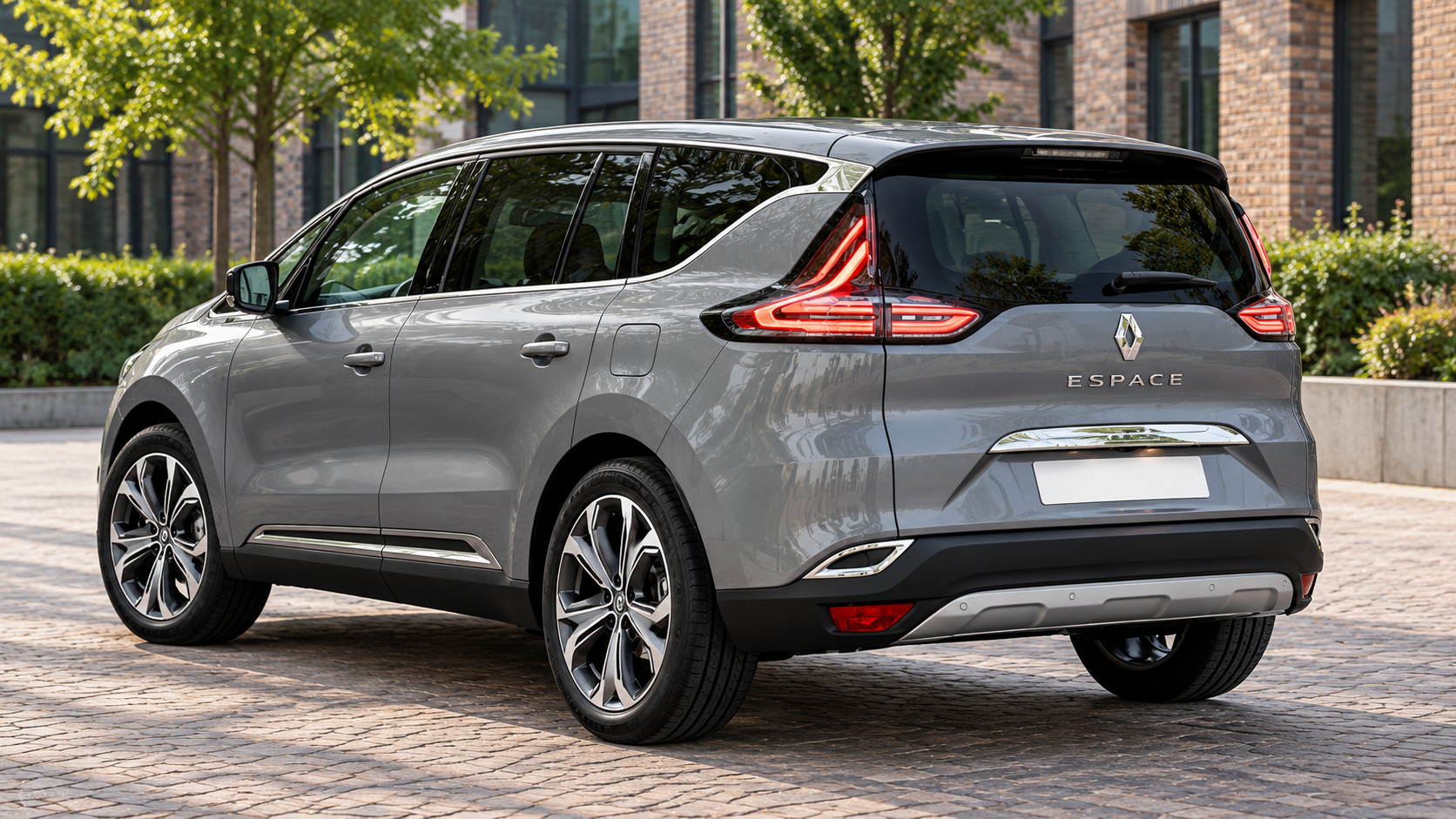 Grijze Renault Espace V van achteren, een oudere modelreeks dan de hybride-SUV