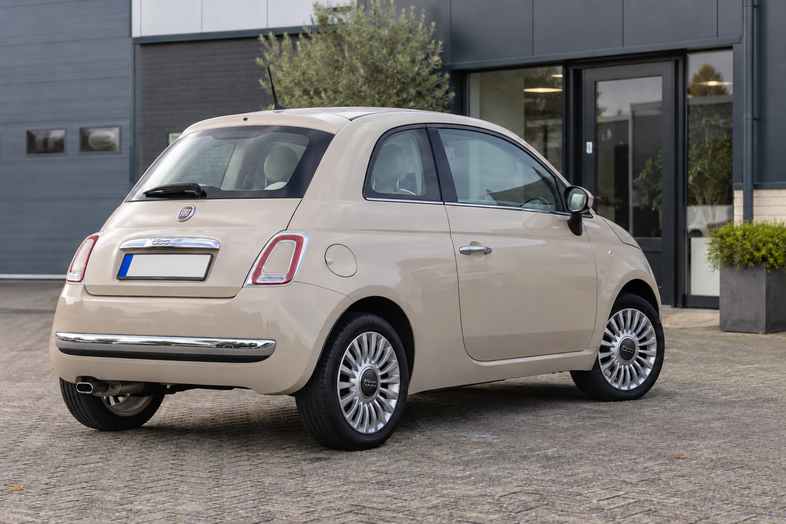 Fiat 500 TwinAir van de eerdere generatie voor een kleinschalig Nederlands bedrijfspand