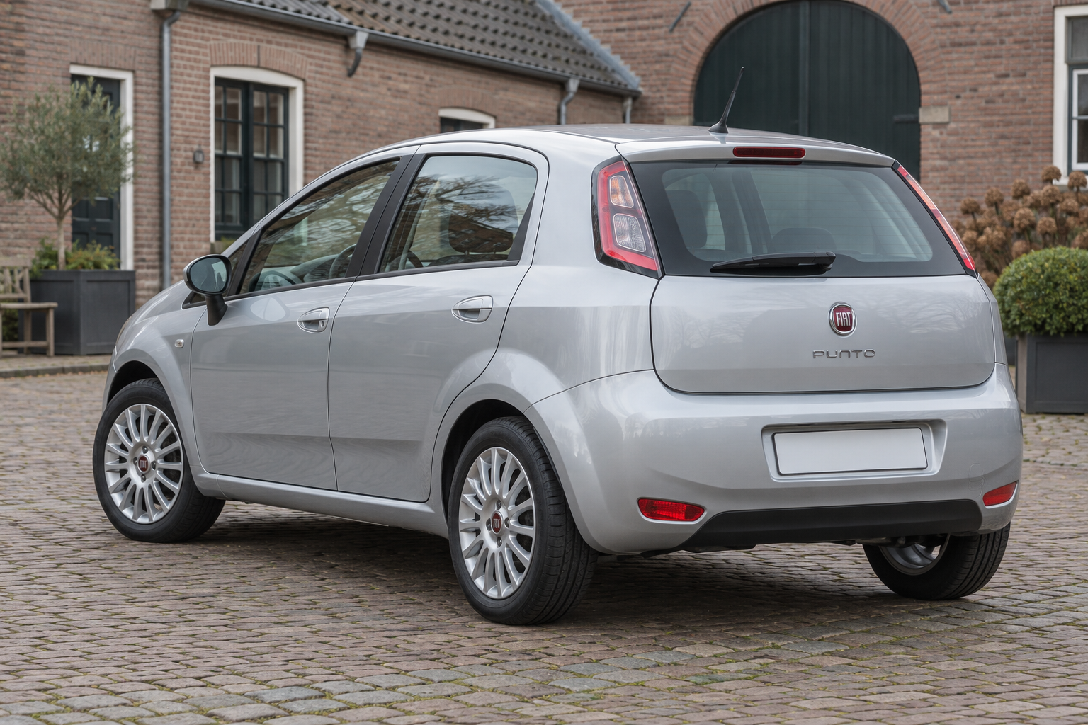 Fiat Punto vijfdeurs van achteren, ter illustratie van de modelfamilie