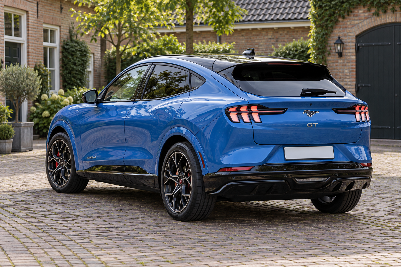 Blauwe Ford Mustang Mach-E GT van achteren, als uitvoeringsvoorbeeld